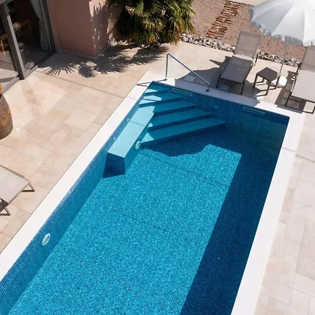 بيت للعطل Ulika With Pool *