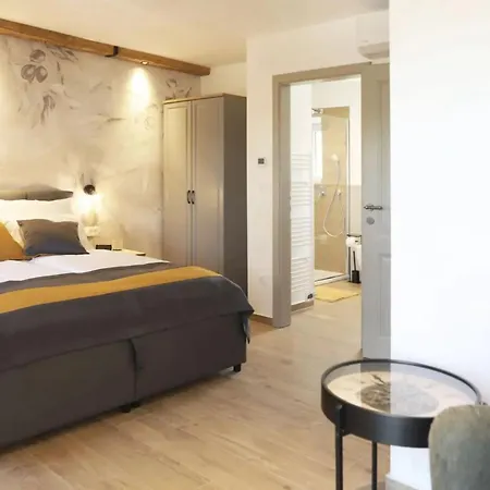 بيت للعطل Ulika With Pool *