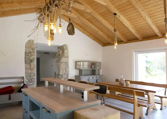 بيت للعطل Ulika With Pool *