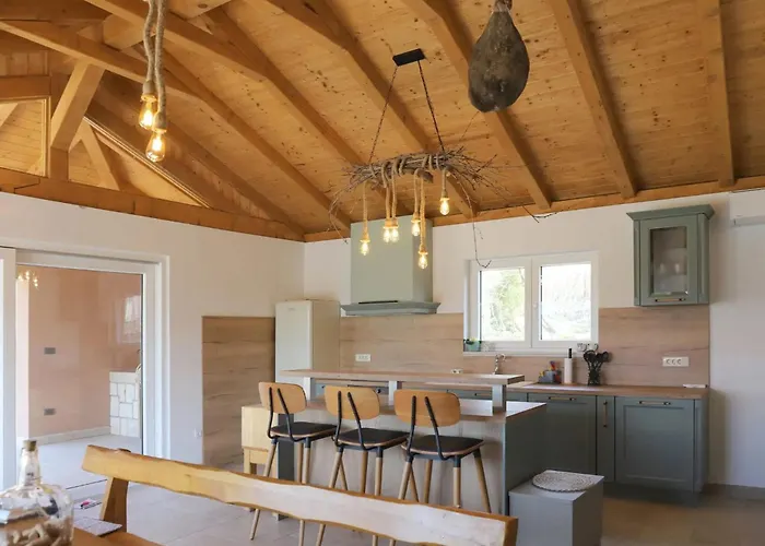 بيت للعطل Ulika With Pool *